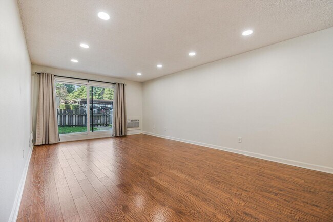 Building Photo - Sweet & Cozy 2/1 condo available in Mt. Park with covered parking, in-unit laundry, outdoor pool ...