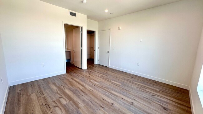 Building Photo - Top Floor 2-Bedroom with Quartz Counters &...