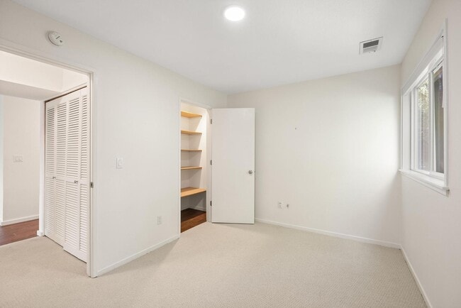 Building Photo - Updated 2BD/2BA Condo in North Portland! S...