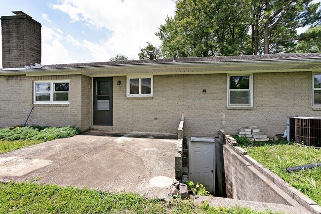 Building Photo - 554 Cox Ln