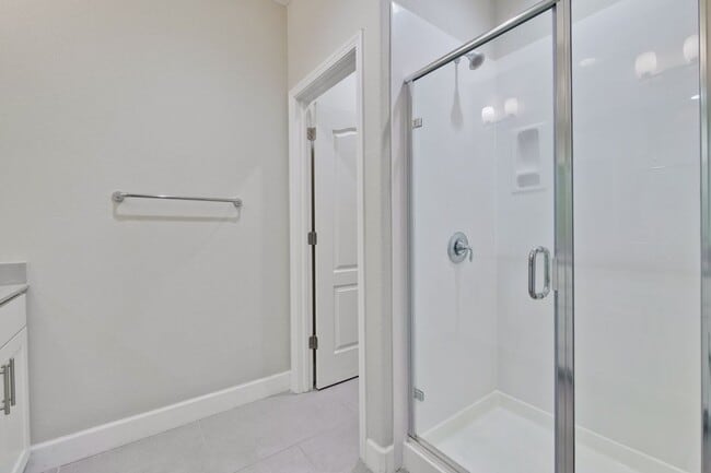 Building Photo - 3 bed 3 bath home in Blossom Hill area!