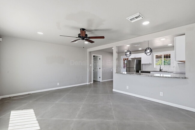 Building Photo - 5113 E Bellevue St