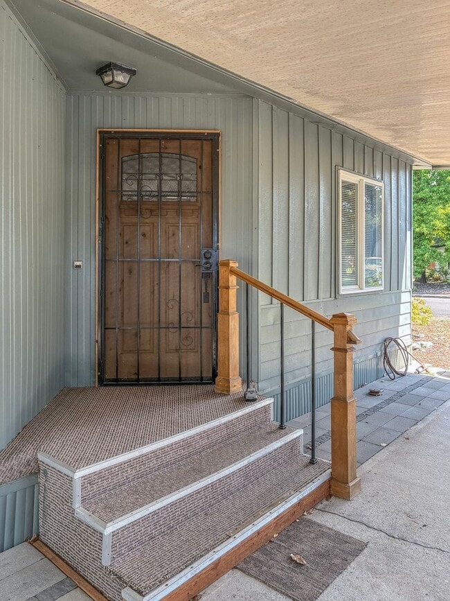 Building Photo - Salem 2 Bedroom Home Available Now !
