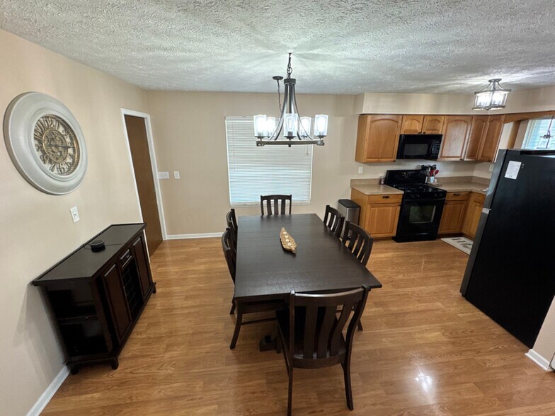 Building Photo - 28227 Gladstone St