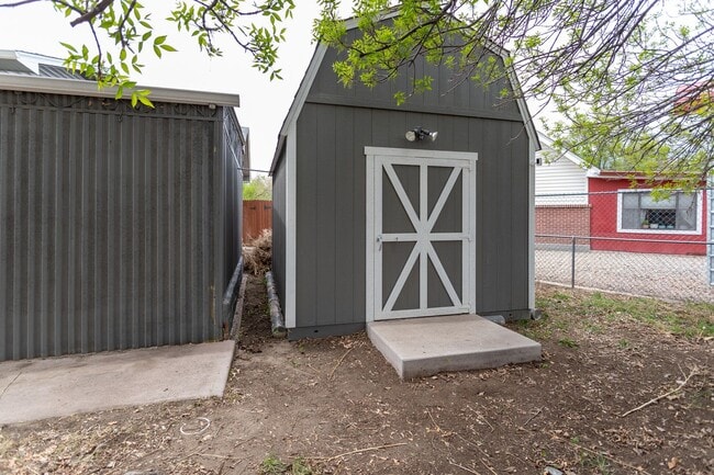 Building Photo - Peaceful Bi-Level Home in a Quiet Cul-de-Sac