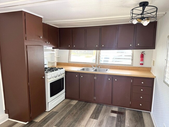 Building Photo - Renovated Two Bedroom Mobile Home
