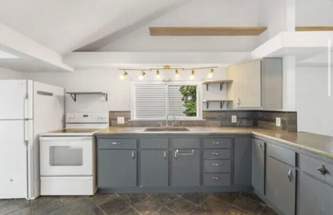 Building Photo - 3 Bedroom | 1 Bathroom | 1 Car Detached Ga...