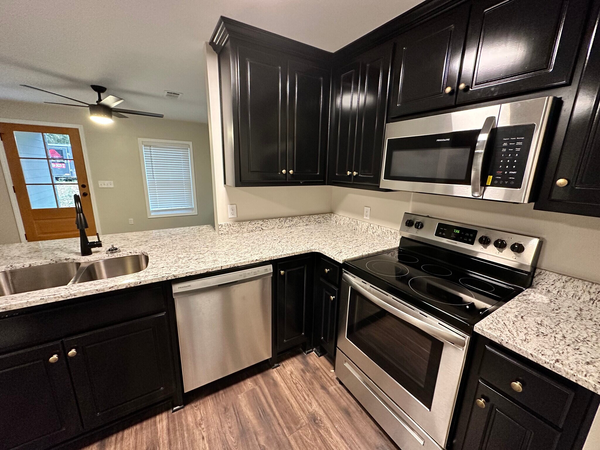 Building Photo - 406 Phillips Ave