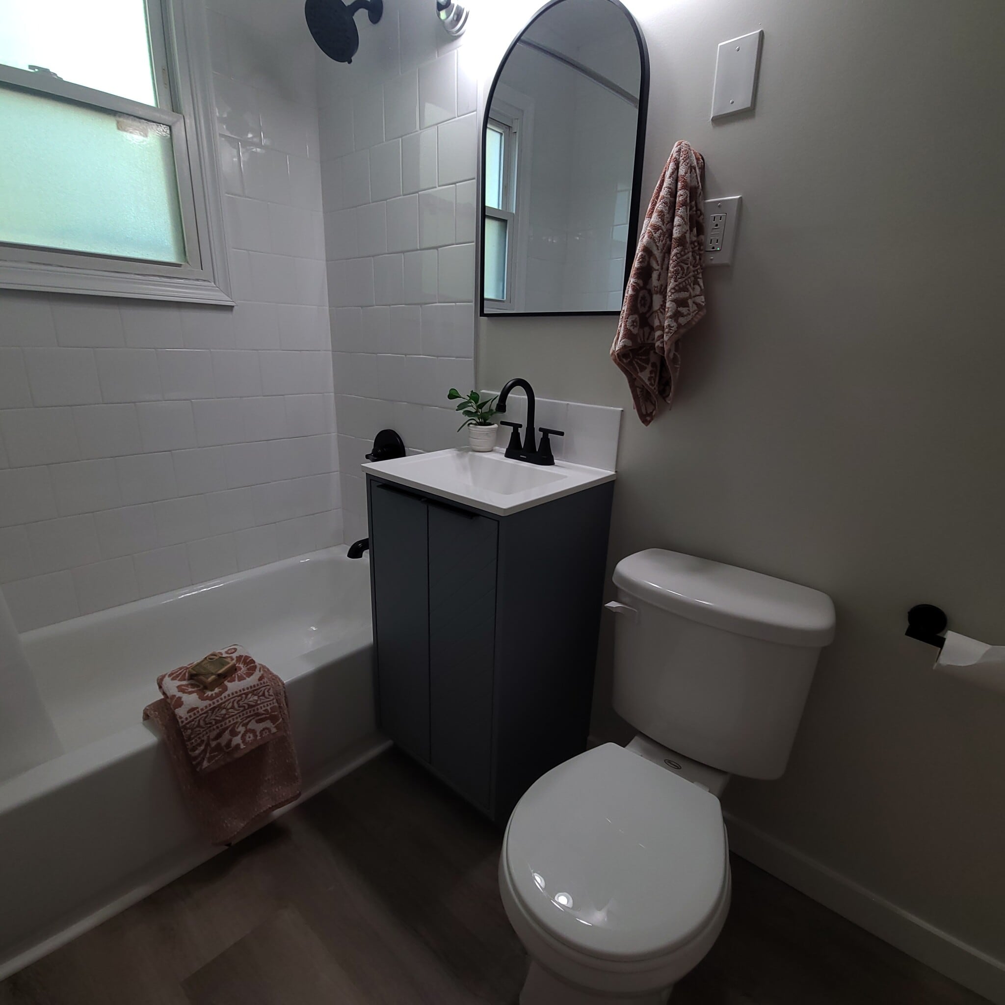 2nd Floor Bath - 3402 Portland Ave