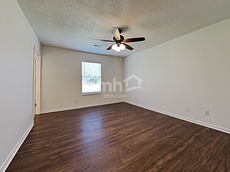 Building Photo - 2114 Post Oak Ln