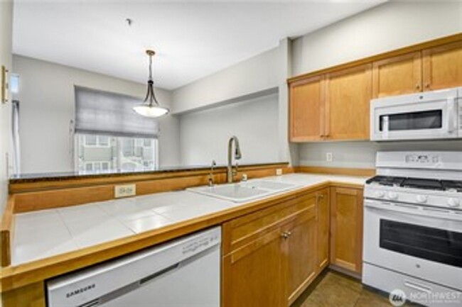 Building Photo - 3Bd/2.5Ba Kirkland Townhouse