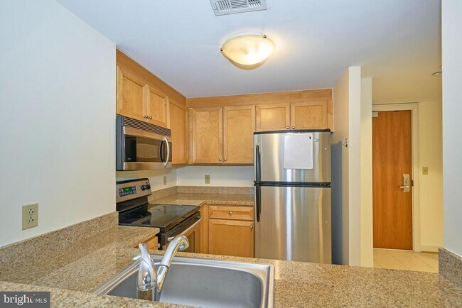 Building Photo - 1150 K St NW