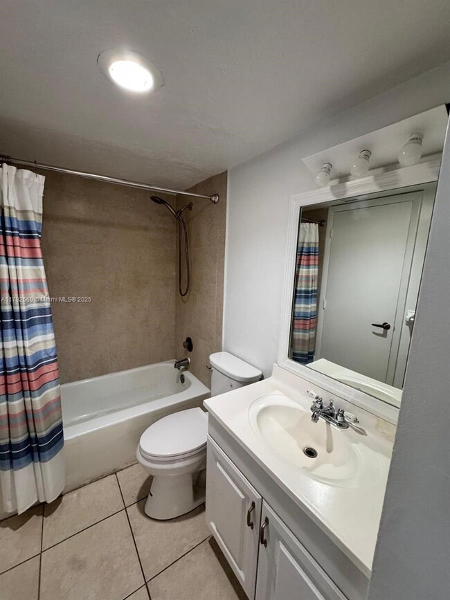 Building Photo - 4174 Inverrary Dr