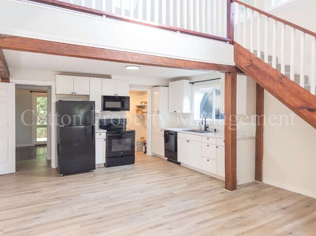 Building Photo - 2 BD/ 1 BA // Cottage Get Away just off of 42nd St // $1,875 per month // Pet Friendly*