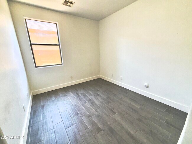 Building Photo - 7116 W Sophie Ln
