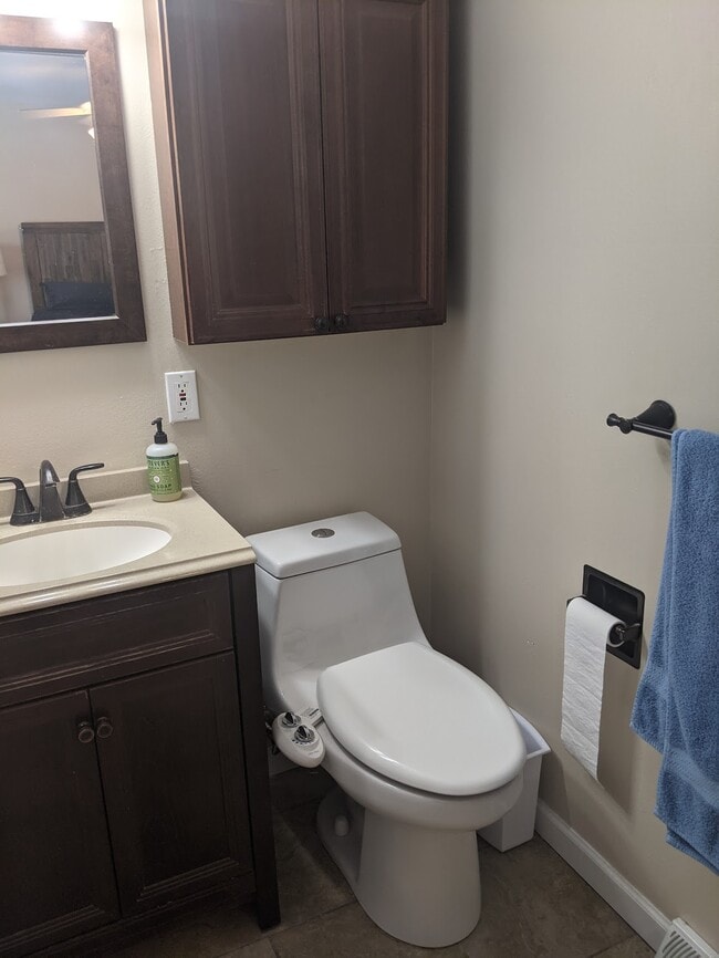 Building Photo - 2089 S Deframe St