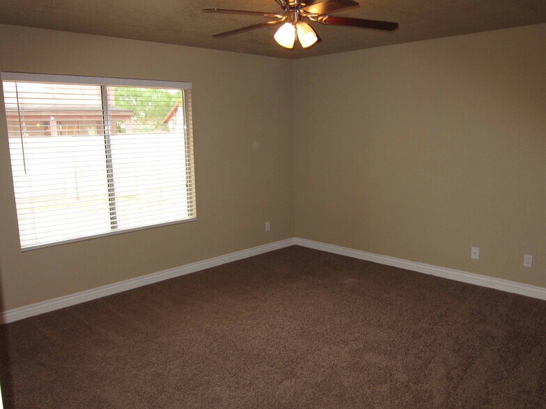 Building Photo - 4526 E Crocus Dr