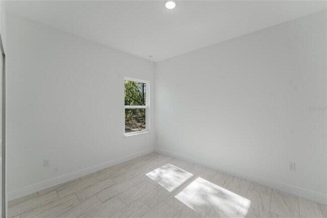Building Photo - 627 W Glenhaven Dr