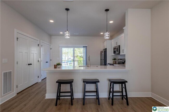 Building Photo - 1411 Greenview Dr