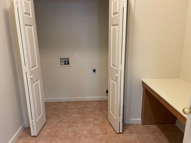 Building Photo - 3 bedroom 2 bath located in Double Diamond