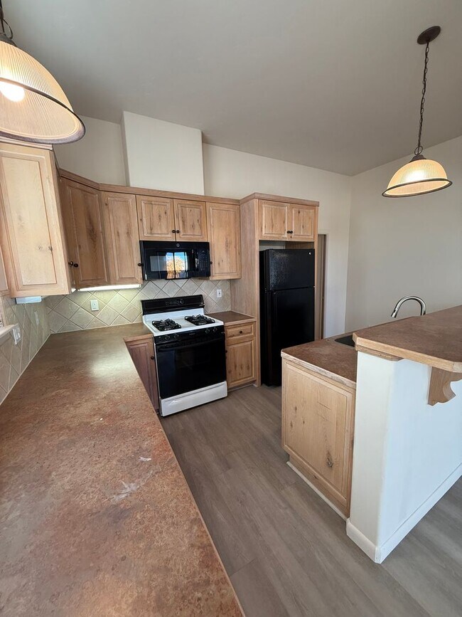 Building Photo - 1903 Coyote Ridge Dr