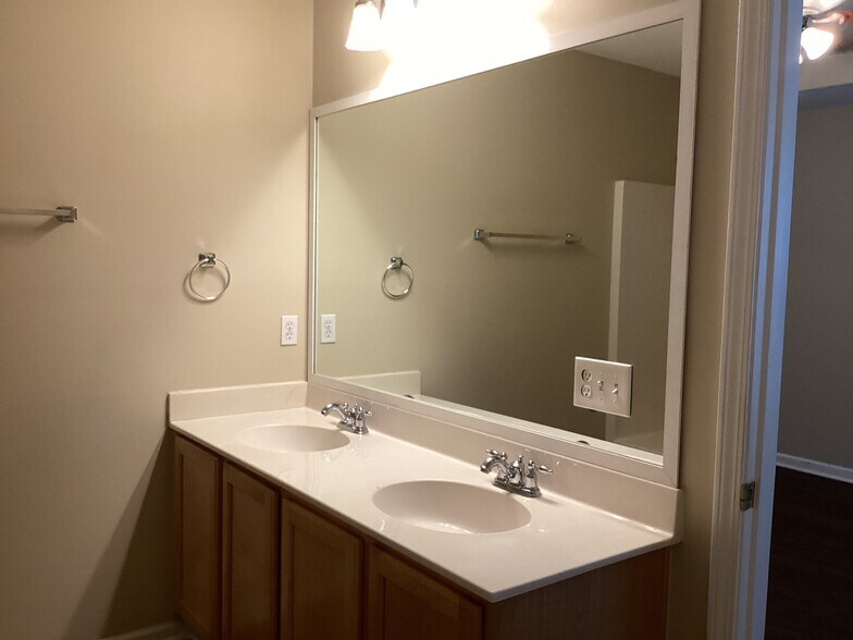 Building Photo - 493 Live Oak Walk
