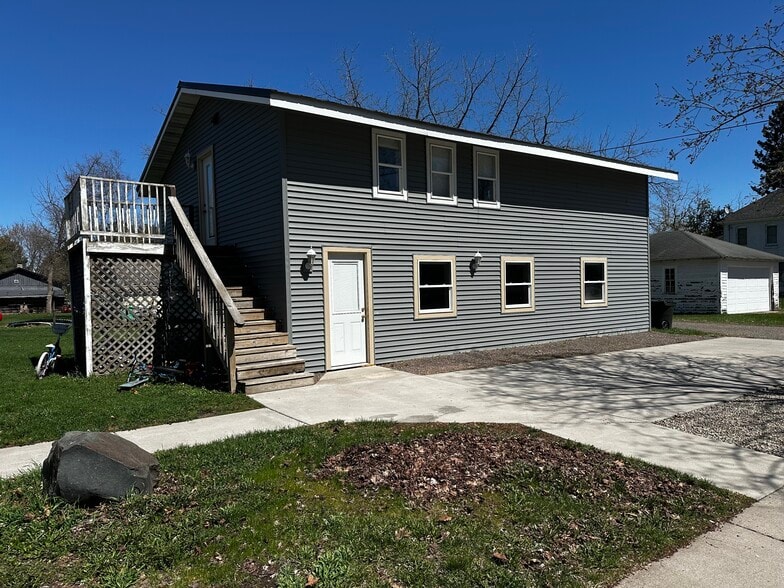 Building Photo - 208 4th St