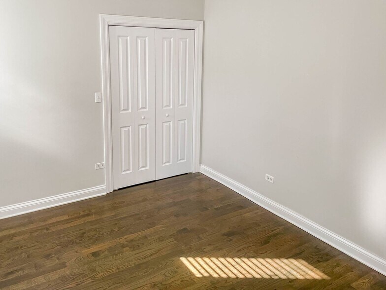 Building Photo - 3852 N Southport Ave