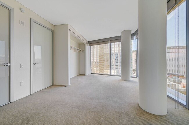 Building Photo - Veer Towers 1412E-Strip Views from this Corner 1Bd Residence