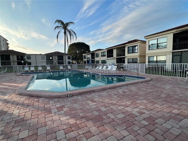 Building Photo - 6180 Sun Blvd