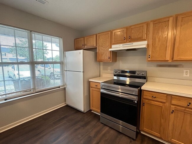 Building Photo - Amazing 2 bedroom 2.5 bathroom townhouse in NW Greensboro Keswick Place. Lawn care included.