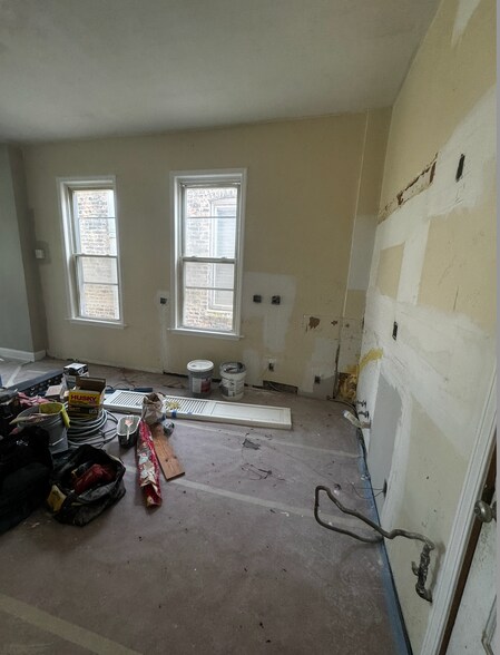 Building Photo - 1348 N Bell Ave