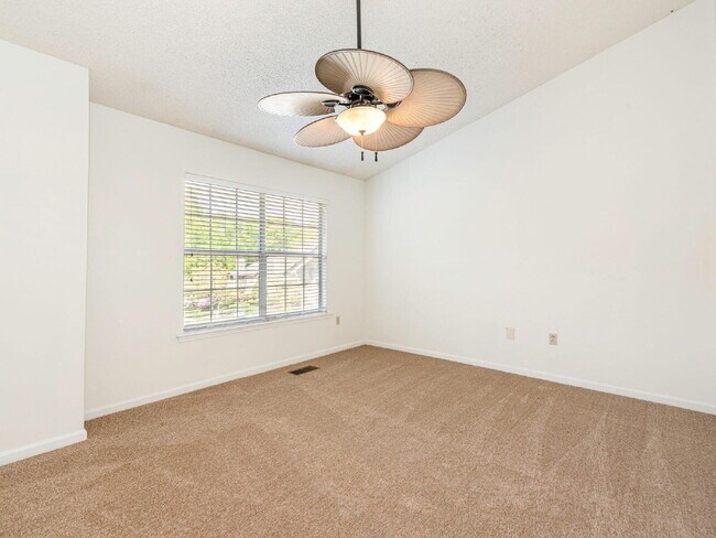 Building Photo - Updated 3 BR unit in the heart of South Park