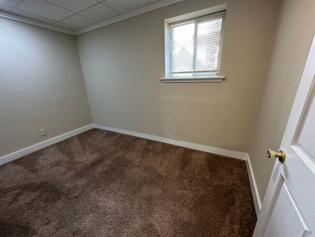 Building Photo - $1795 – 3 BA, 1 BA Lower Flat with Central Air - Close to UWM - 2500 N Bartlett