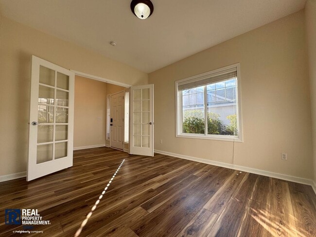 Building Photo - Beautiful 2-Bedroom Townhome with Vaulted Ceilings & 2-Car Garage!!