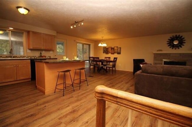 Building Photo - 906 Summit Dr