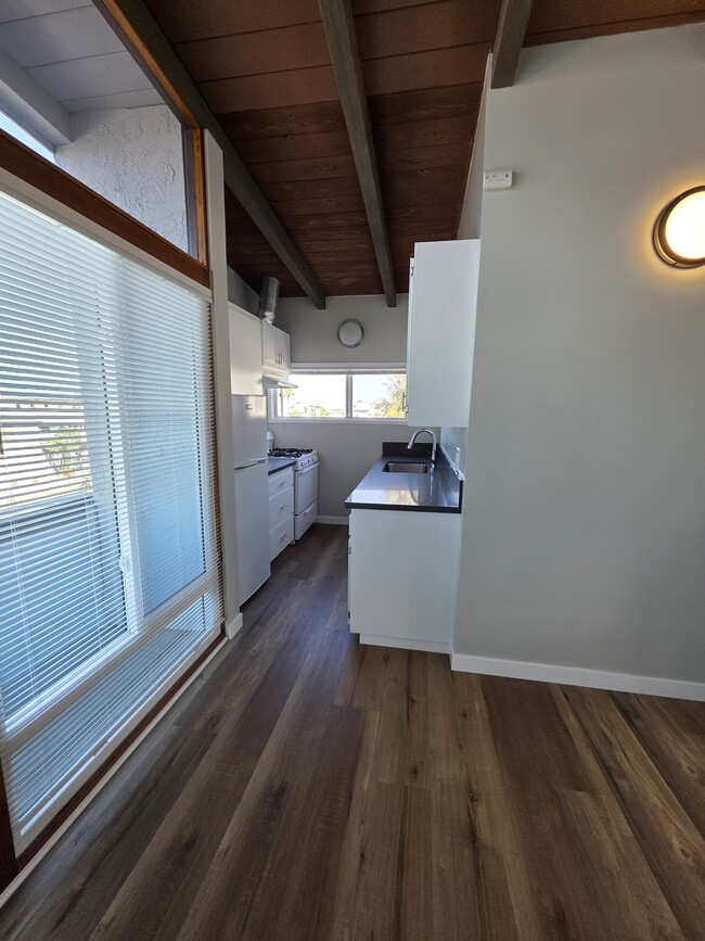 Building Photo - 2020 Hermosa Ave