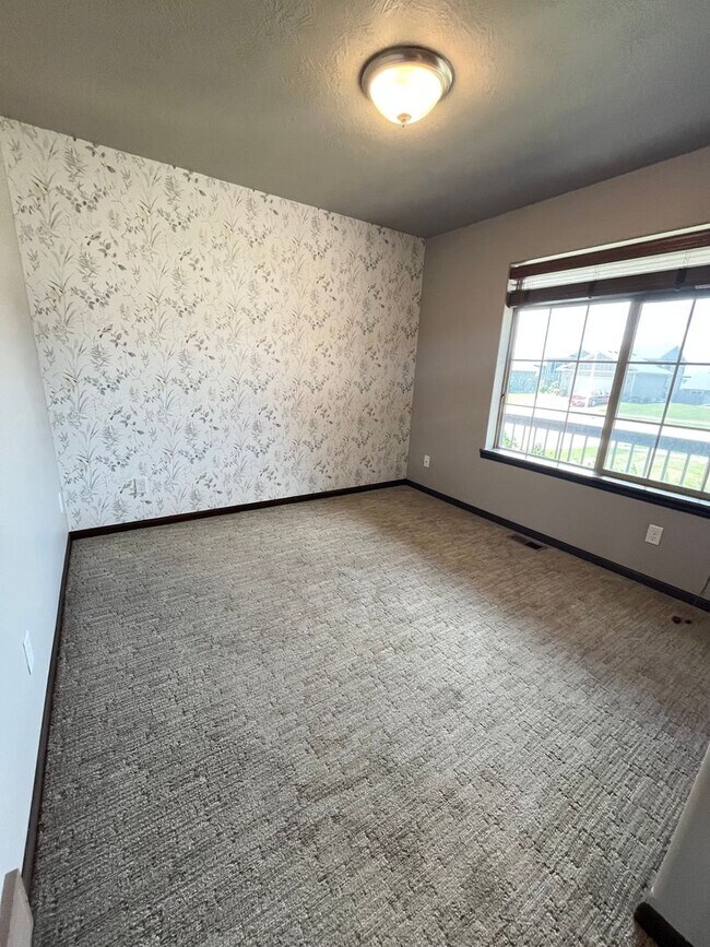 Building Photo - Gorgeous 4 Bed/3 Bath Home in Great Location!