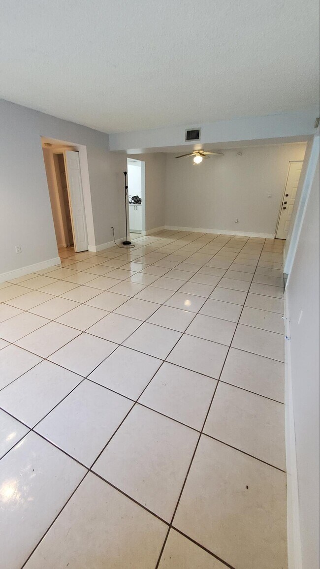 Building Photo - 721 N Pine Island Rd