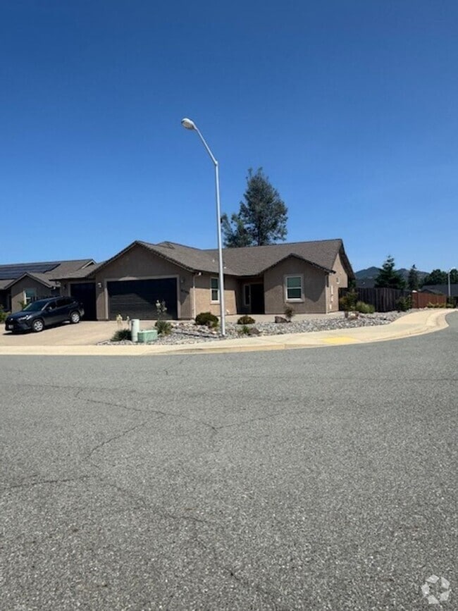 Building Photo - Beautiful Shasta Lake home with Landscapin...