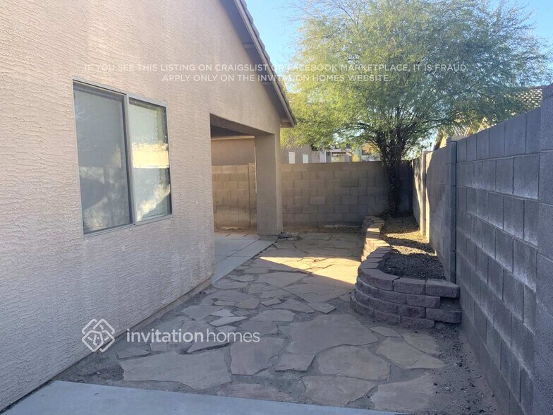 Building Photo - 834 E Impreria St