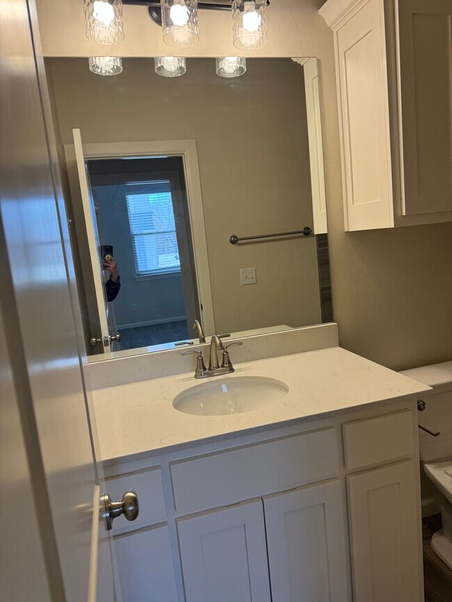 Building Photo - Charming 2 bed/2 bath in gated community The Enclave!