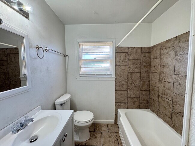 Building Photo - Cozy 2/1 Single-Family Home with Fresh Floors & 1-Car Garage