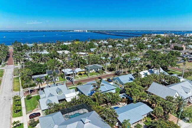 Building Photo - Furnished/Unfurnished ** Annual Rental ** Available 5/1/26 ** 4 Bed/2 Bath Single Family Home ** ...