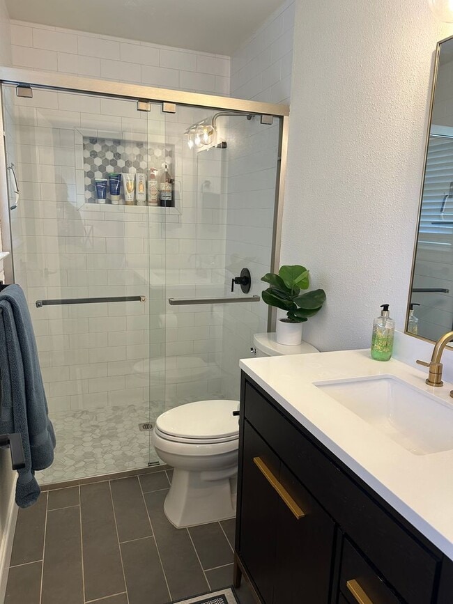 Building Photo - *** Near Domain * Stunning 4 Bedroom House * Fully Furnished * Designer Decorated * High End Luxu...