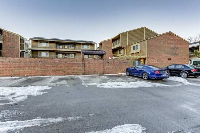 Building Photo - Pre-Leasing August 2026: Great 1 Bed, 1 Bath Close to CU and 29th Street Mall with included parki...