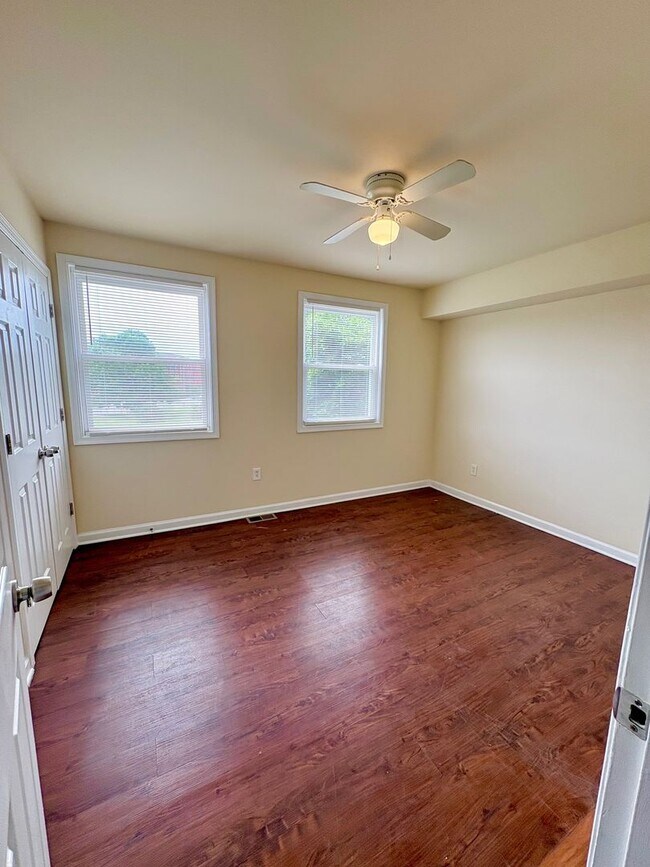 Building Photo - Spacious 4-Bedroom Townhome – Newly Renova...