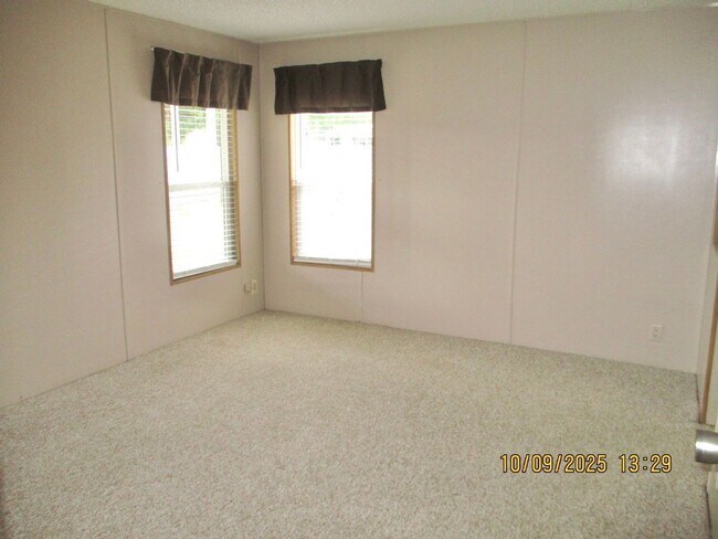 Building Photo - Charming 2-bedroom, 1-bathroom home locate...