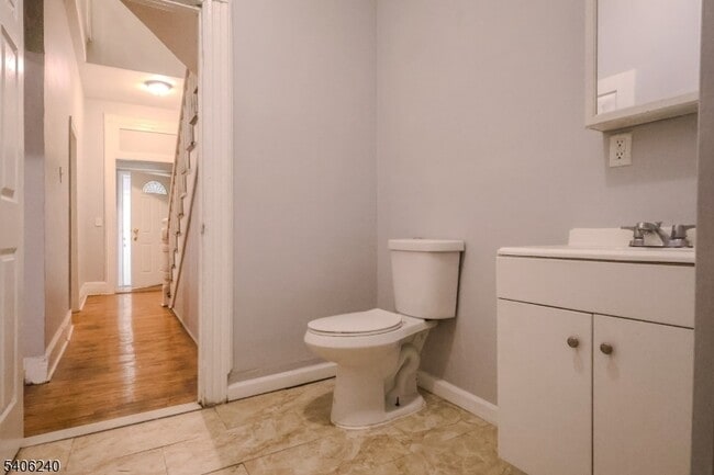 Building Photo - 106 S 11th St