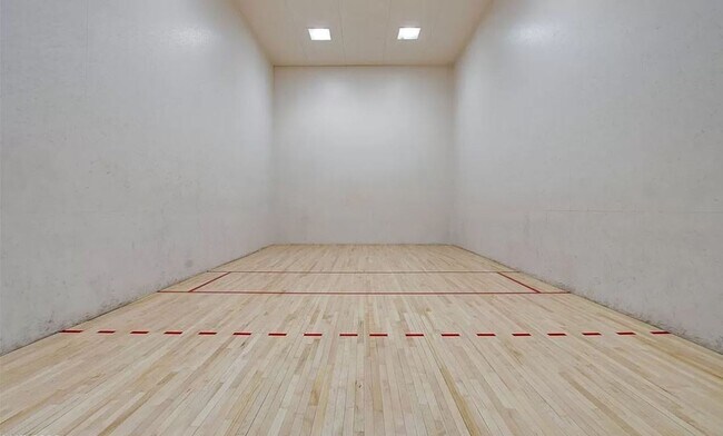 Building Photo - RESORT STYLE LIVING!